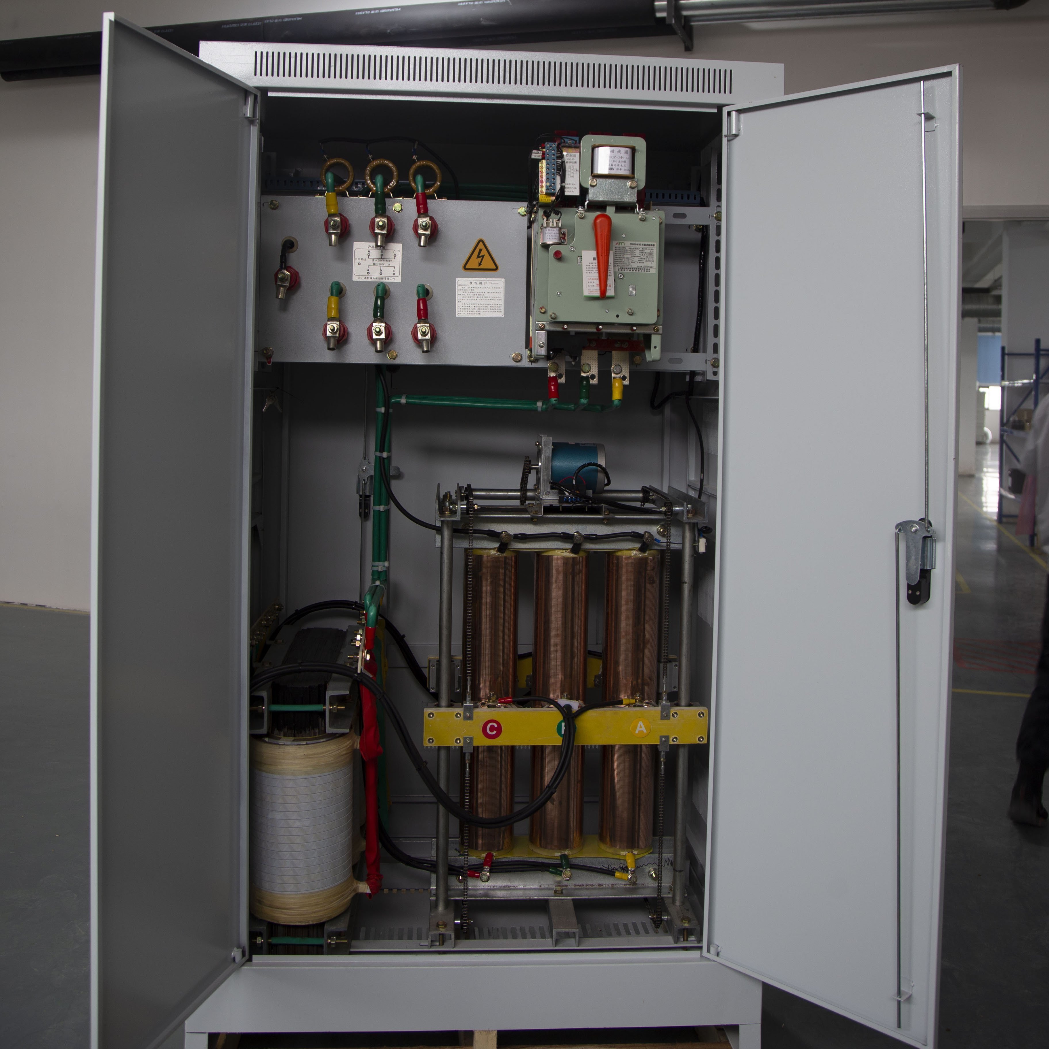 三相分調(diào)全自動補(bǔ)償式電力穩(wěn)壓器